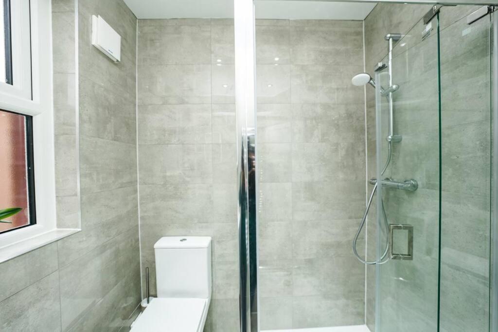 Newly Renovated Modern 4 Bed 3 Bath Apartment Londen Buitenkant foto