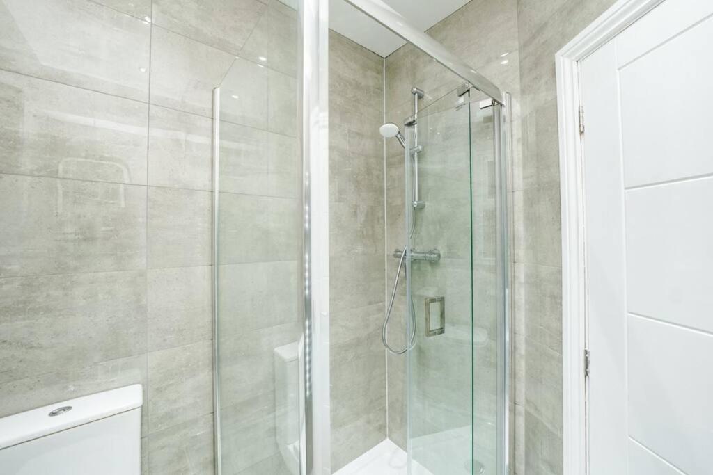 Newly Renovated Modern 4 Bed 3 Bath Apartment Londen Buitenkant foto