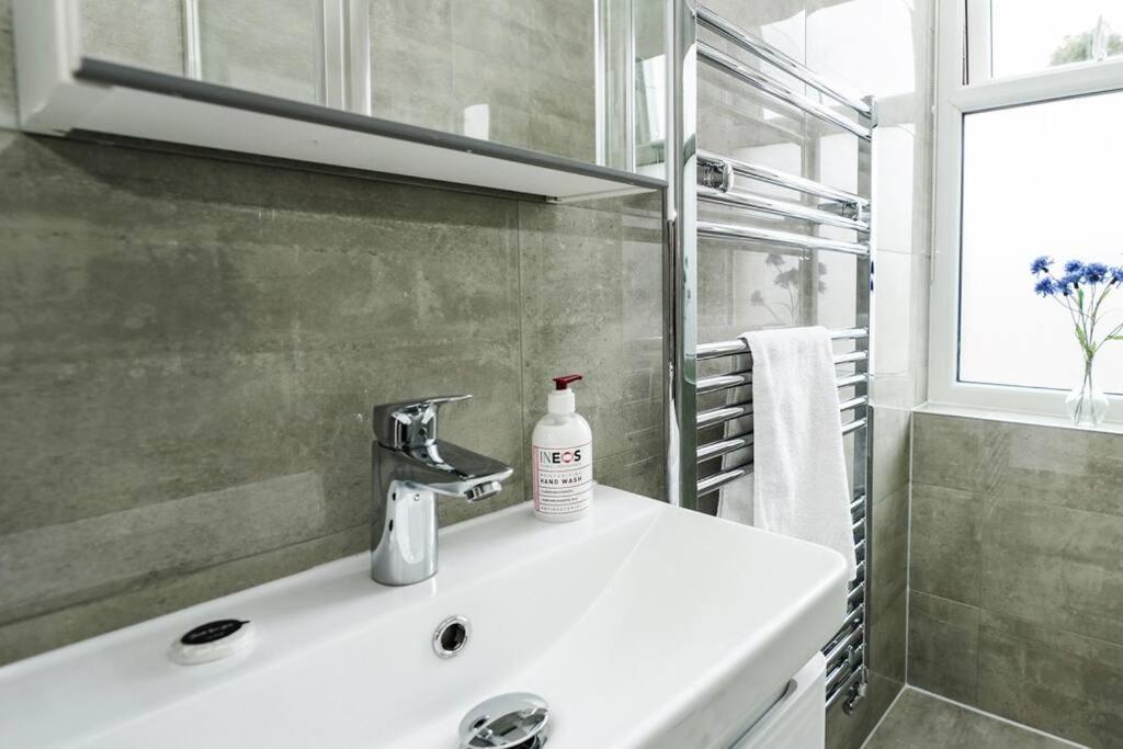 Newly Renovated Modern 4 Bed 3 Bath Apartment Londen Buitenkant foto