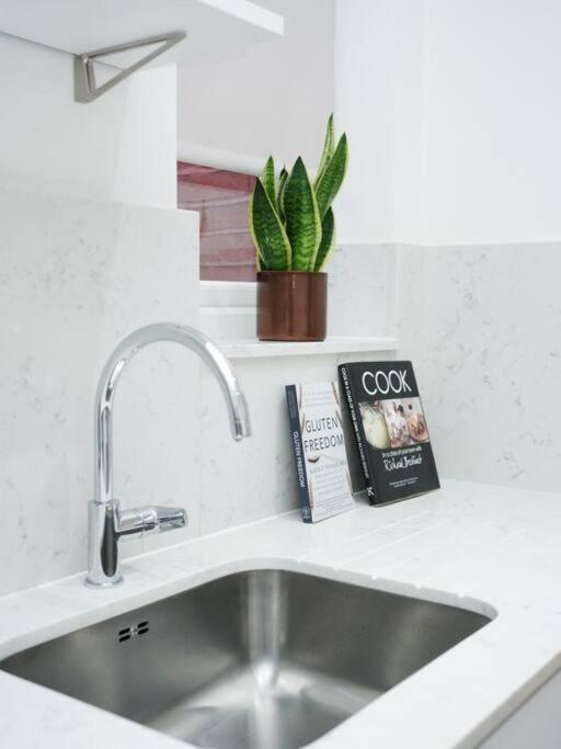 Newly Renovated Modern 4 Bed 3 Bath Apartment Londen Buitenkant foto