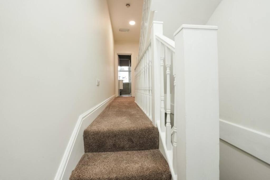 Newly Renovated Modern 4 Bed 3 Bath Apartment Londen Buitenkant foto