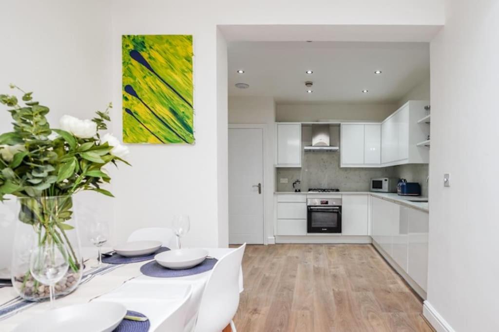 Newly Renovated Modern 4 Bed 3 Bath Apartment Londen Buitenkant foto