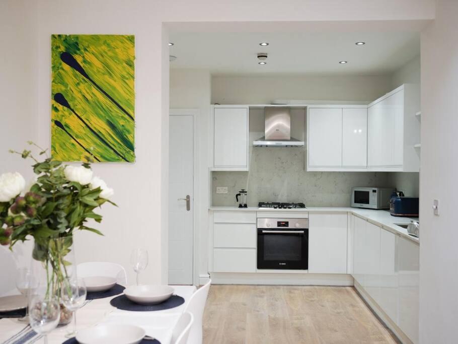 Newly Renovated Modern 4 Bed 3 Bath Apartment Londen Buitenkant foto
