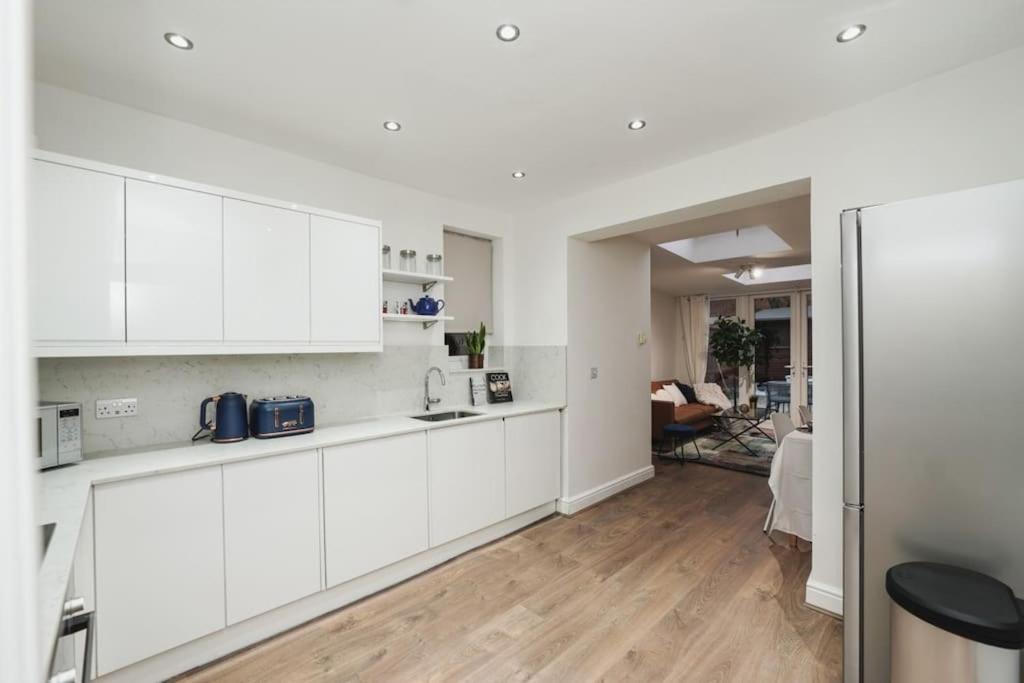 Newly Renovated Modern 4 Bed 3 Bath Apartment Londen Buitenkant foto