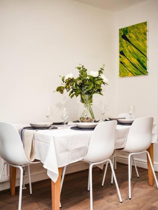 Newly Renovated Modern 4 Bed 3 Bath Apartment Londen Buitenkant foto
