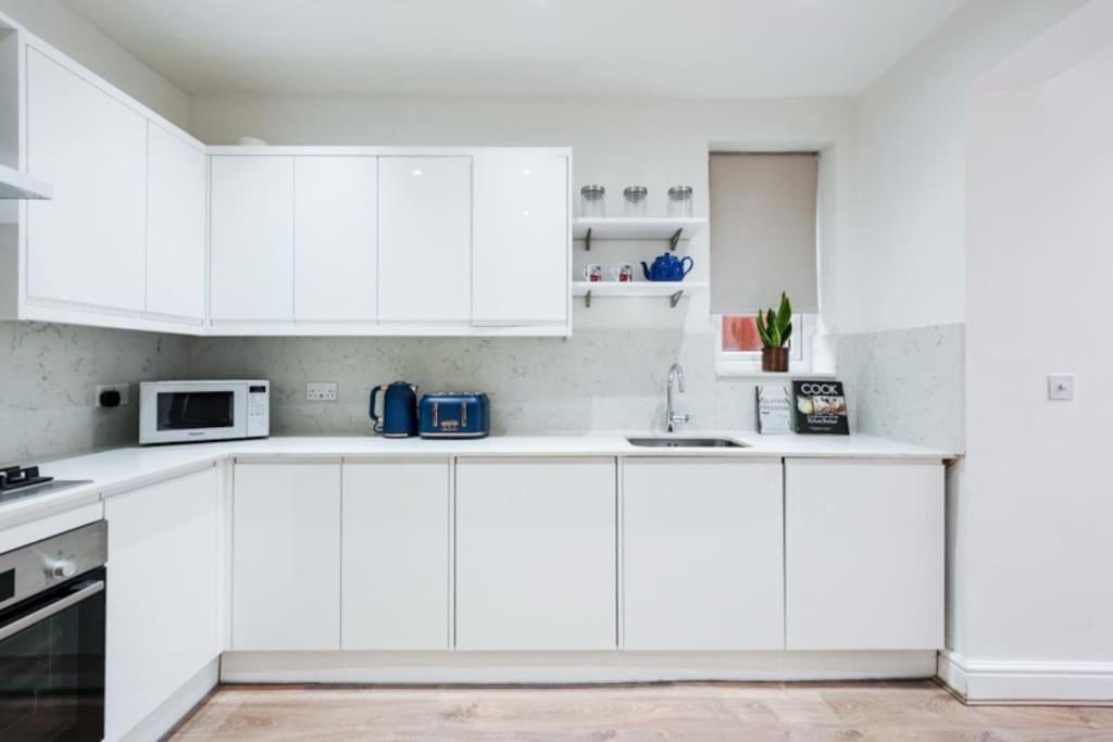Newly Renovated Modern 4 Bed 3 Bath Apartment Londen Buitenkant foto