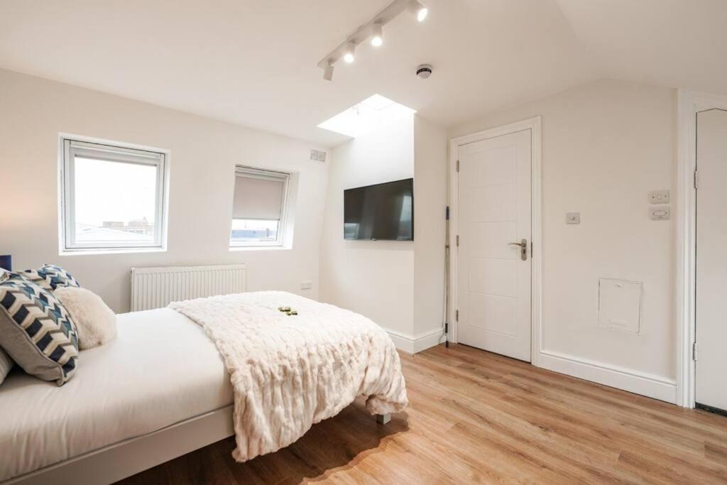 Newly Renovated Modern 4 Bed 3 Bath Apartment Londen Buitenkant foto
