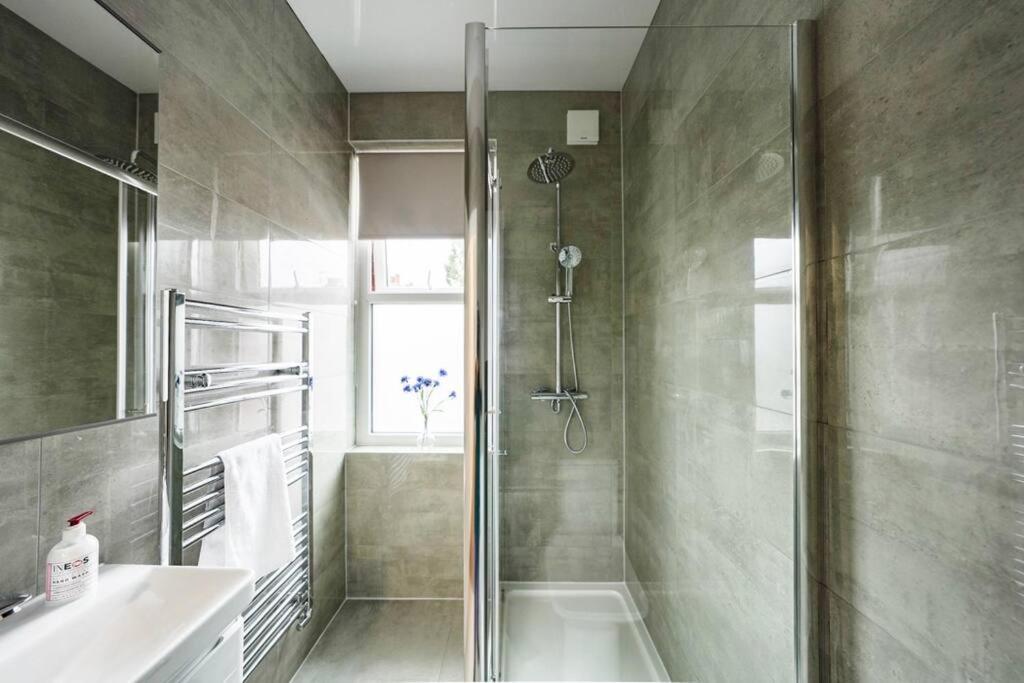 Newly Renovated Modern 4 Bed 3 Bath Apartment Londen Buitenkant foto