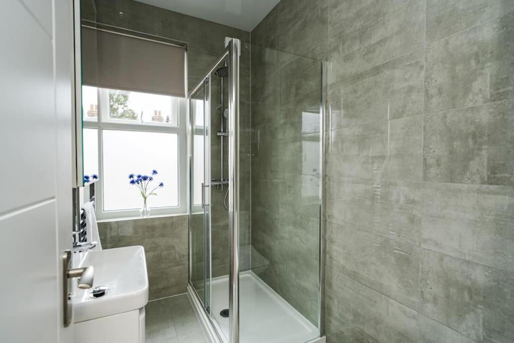 Newly Renovated Modern 4 Bed 3 Bath Apartment Londen Buitenkant foto