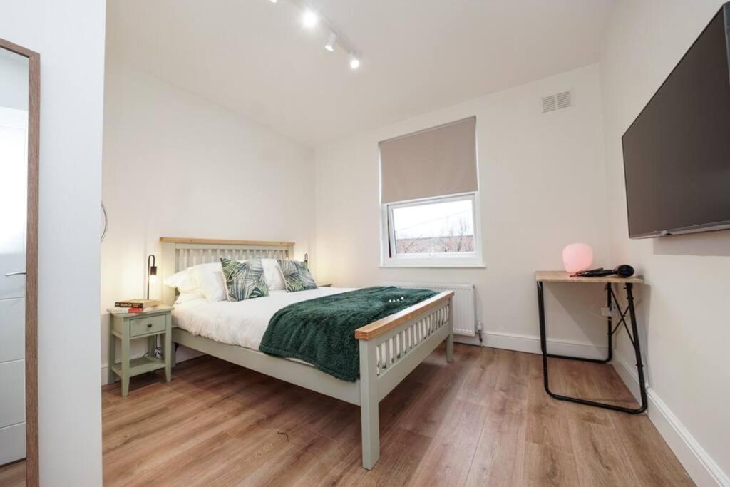 Newly Renovated Modern 4 Bed 3 Bath Apartment Londen Buitenkant foto